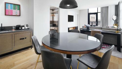 One-Bedroom King Suite with Balcony and City View image 5