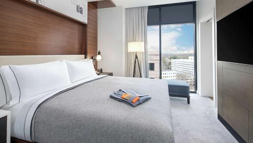 One-Bedroom King Suite with Balcony and City View image 7