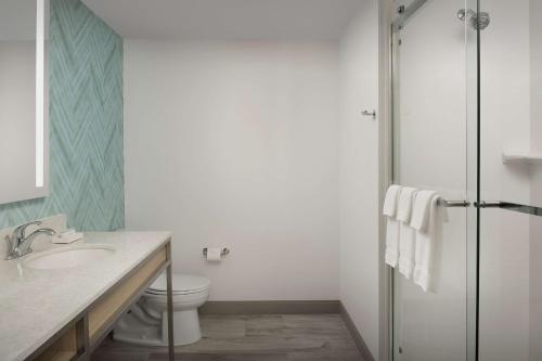 Deluxe King Room image 6