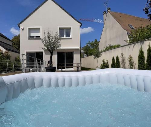 La villa des quais de Seine et jacuzzi prox Paris - Location, gîte - Sartrouville