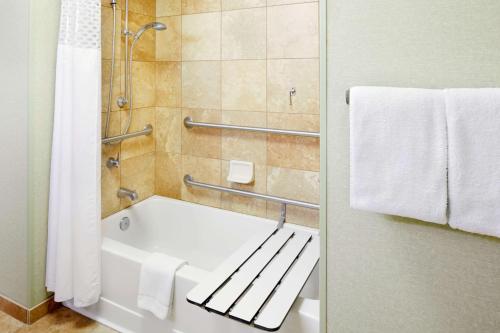Hampton Inn & Suites Savannah/Midtown - image 11