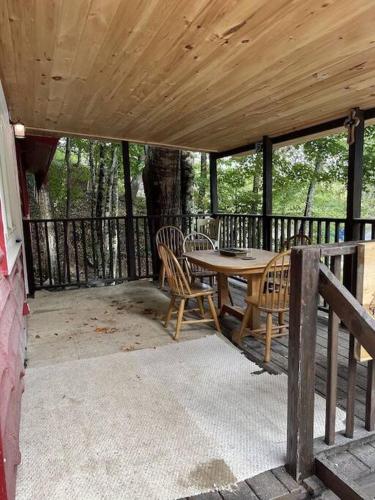 Creekside 3 bedroom 2 bath cabin on private creek in Banner Elk, USA