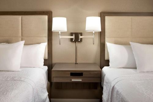 2 queen beds