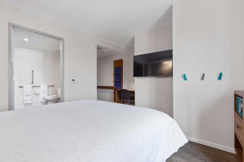 Queen Room - Mobility Accessible