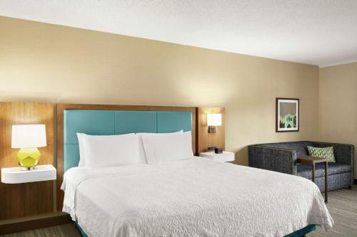 King Studio Suite with Sofa Bed - Hearing Access/Non-Smoking room in Hampton Inn Portland Airport