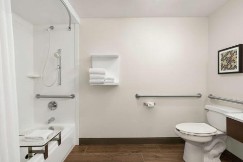 King Room with Accessible Tub - Mobility and Hearing Access/Non-Smoking image 1