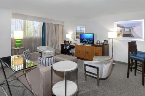 DoubleTree by Hilton Hotel Jacksonville Airport - image 11