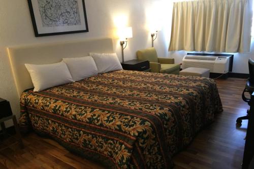 Economy Inn Holland in Holland
