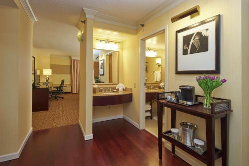 Hilton Raleigh North Hills - image 2