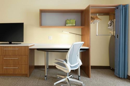 Home2 Suites by Hilton Milwaukee Airport - image 2