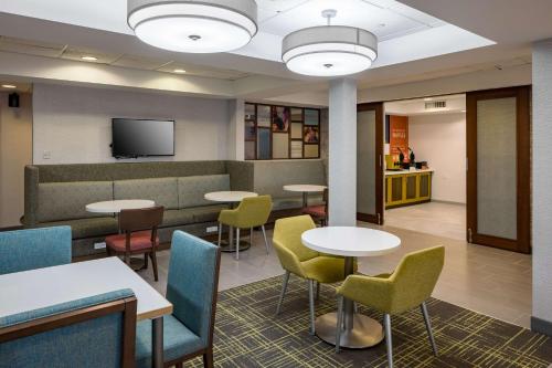 餐飲選擇, 漢普頓酒店-本頓維爾/羅傑斯 (Hampton Inn Bentonville/Rogers) in 羅哲斯