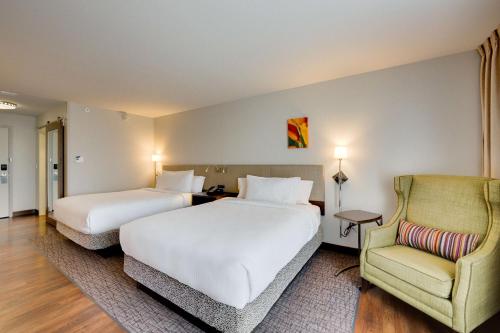 2 queen beds