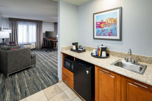 Queen Studio Suite with Two Queen Beds - Non-Smoking image 2