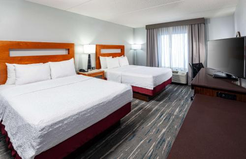 Room with Two Queen Beds - Non-Smoking image 4
