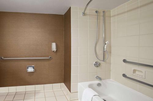 One-Bedroom Corner Suite - Mobility Accessible with Tub