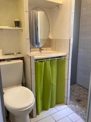 F1 noir/anis, avec terrasse couverte et jardin (E) in Nieul