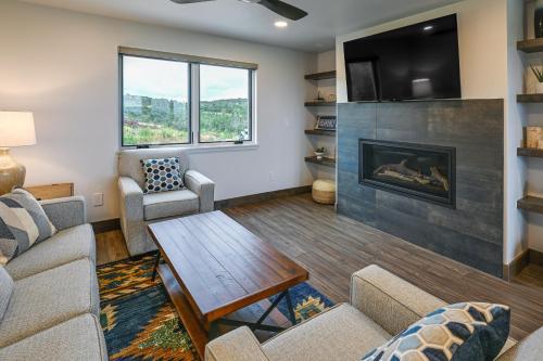 Steamboat Springs Apt with Views, 15 Mi to Skiing!