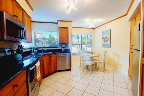 Paradise Sol 2Bd2Ba Condo on Golf Course Near Bch in St Petersburg, USA