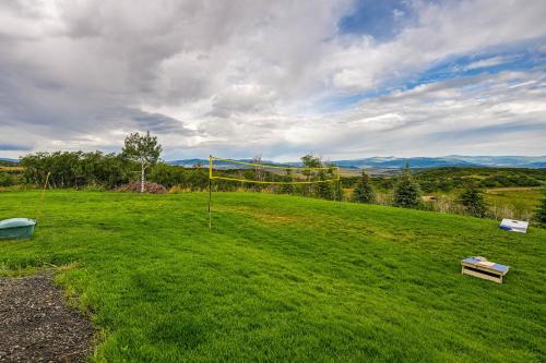 Steamboat Springs Apt with Views, 15 Mi to Skiing!