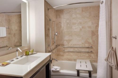 Hilton Alexandria Old Town - image 11