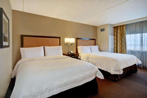 2 queen beds