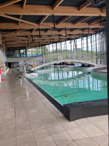 Bể bơi, F1 noir/anis, avec terrasse couverte et jardin (E) in Nieul