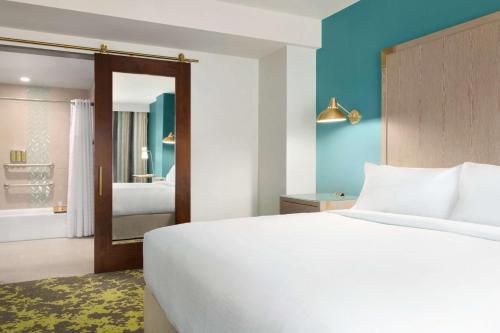 2 queen beds, 1 sofa bed