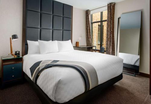 King Room image 3