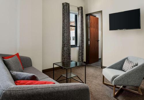 Junior King Suite with Seating Area image 3
