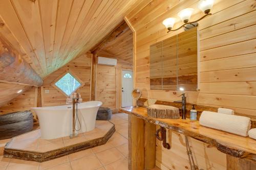 Secluded Greenville Cabin: Walk to Moosehead Lake! in Greenville (ME)