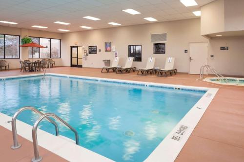 Hampton Inn Muskegon - image 12