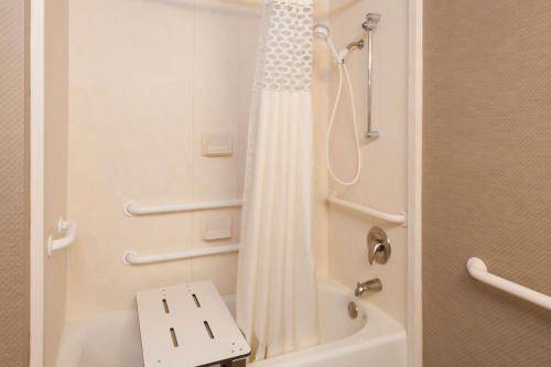 Hampton Inn Muskegon - image 11