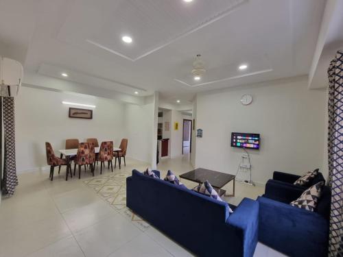 B&B Islamabad - Three Bed Attached Bath Netflix Wifi Smart TV Parking WFH Desk - Bed and Breakfast Islamabad