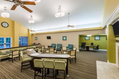Pub/Lounge, Larkspur Landing Extended Stay Suites St. Louis Riverport- Airport West in St. Louis (MO)