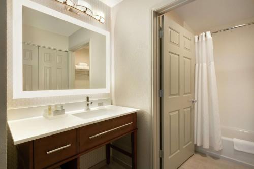 One-Bedroom Suite with Two Double Beds - Non-Smoking image 4