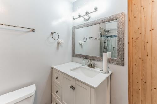 Mins to Graceland Secluded Rambling Ranch Style Home Mins to Graceland Secluded Rambling Ranch Style Home