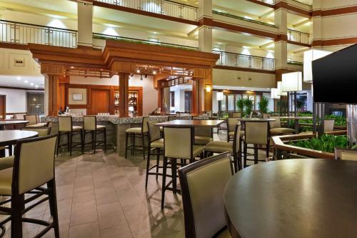 酒吧/高級酒吧, 奧本希爾斯希爾頓尊盛酒店 (Embassy Suites by Hilton Auburn Hills) in 密歇根州奧本希爾斯 (MI)
