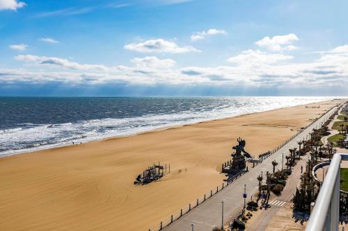 King Studio Suite with Balcony and Oceanfront - Non-Smoking room in Hampton Inn Virginia Beach-Oceanfront North