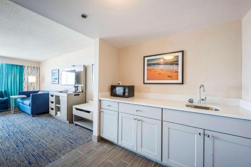 King Studio Suite with Balcony and Oceanfront - Non-Smoking image 6