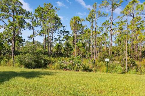 Luxury Retreat: Soulful Design. Pet Friendly 3/2.5 Townhome in Jensen Beach, USA