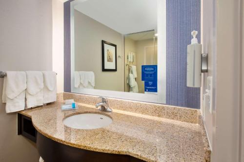 King Room with Oceanfront View image 5