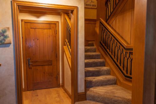 3Bd + Loft With Ski In/Out Access And Panoramic Views! Condo - image 9