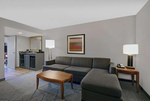 Embassy Suites by Hilton Detroit - Livonia/Novi