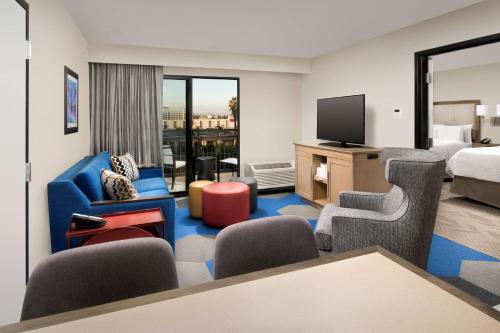 Hampton Inn & Suites Anaheim Garden Grove - image 10