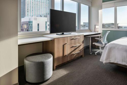 Home2 by Hilton Denver Downtown Convention Center Room Type - King Studio Suite with Mountain View