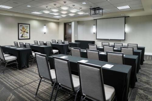 Hilton Garden Inn DFW North Grapevine - image 9