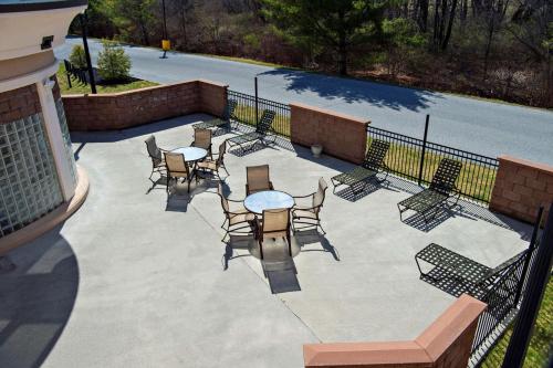 Hampton Inn Bennington - image 2