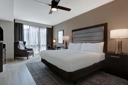 1 king bed, 1 sofa bed