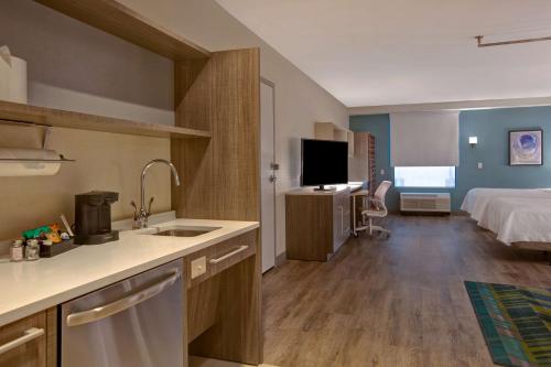 Studio Suite with Two Queen Beds - Hearing Access/Non-Smoking image 4
