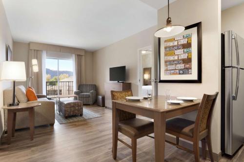 King Suite with Balcony and Mountain View image 3